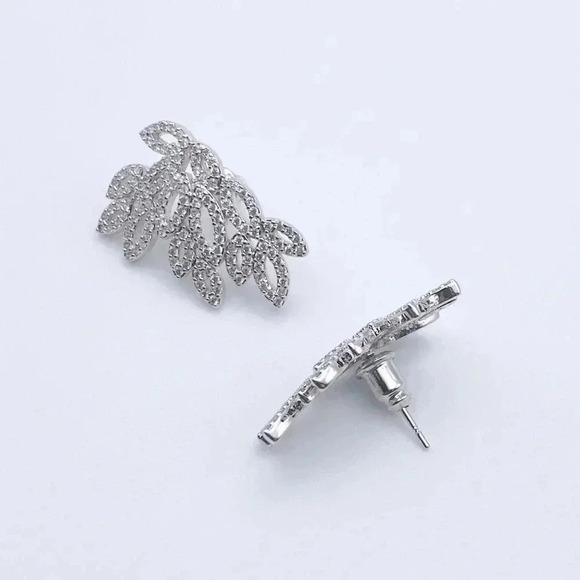 FLOWER Stud Earrings - Picture 3 of 3